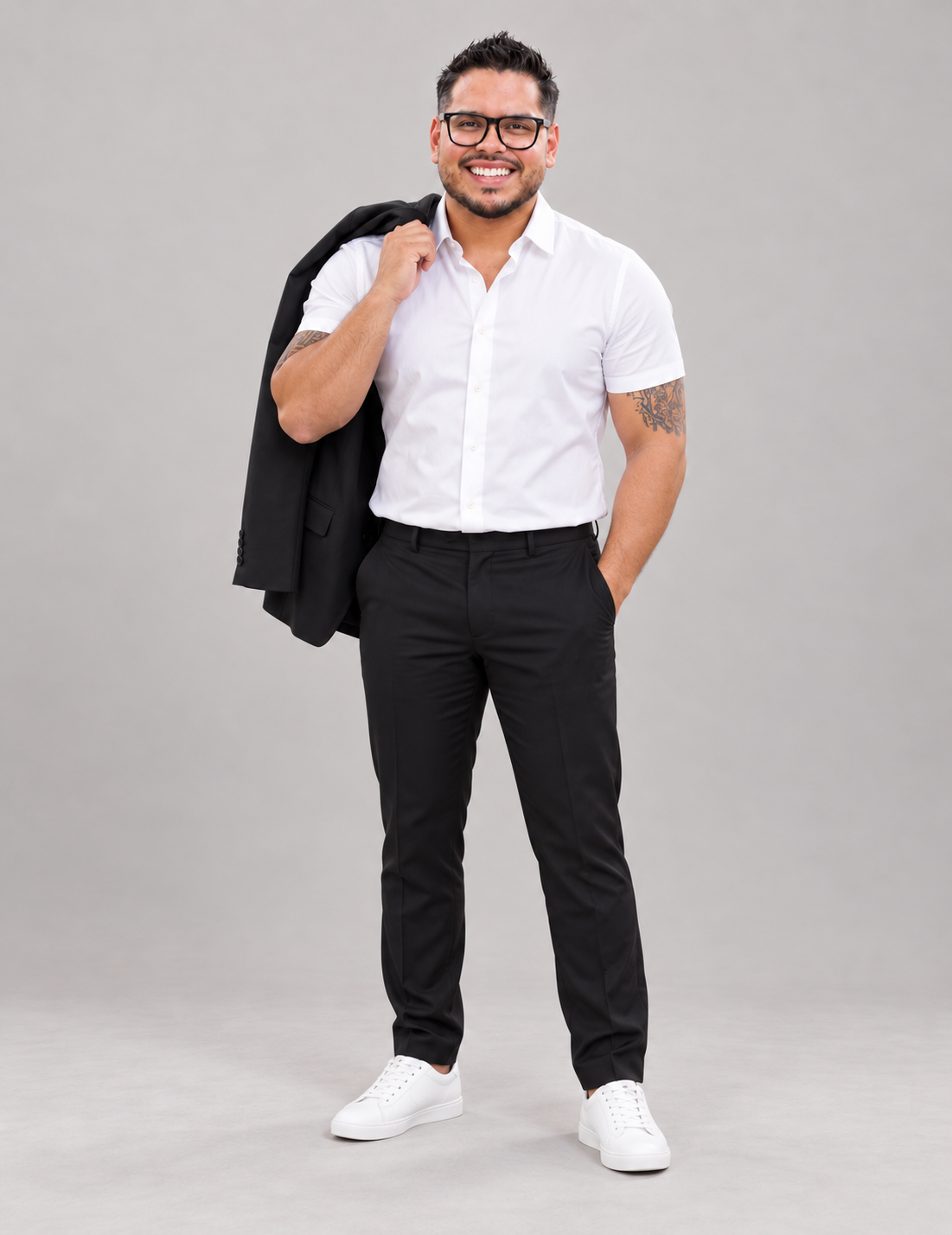 Luisma Zuniga de cuerpo entero, con traje negro, camisa blanca de manga corta y zapatos blancos